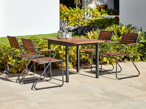 JUTLANDIA YTTRUP L75/126 Bord Hårdträ + 4 VAXHOLM Stapelstol Hårdträ 3 JUTLANDIA YTTRUP L75/126 Bord Hårdträ + 4 VAXHOLM Stapelstol Hårdträ