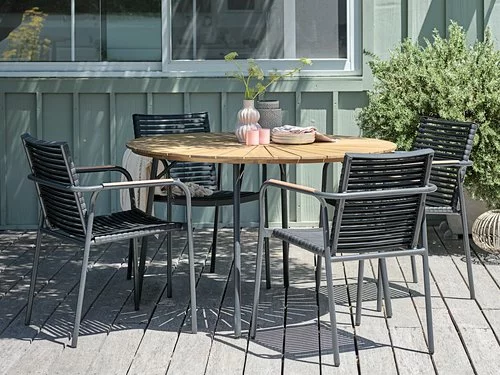 BASTRUP Ø120 Bord Svart + 4 NABE Stapelstol Svart 3 BASTRUP Ø120 Bord Svart + 4 NABE Stapelstol Svart
