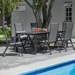 JUTLANDIA KOPERVIK L215 Bord Grå + 4 UGLEV Positionsstol Grå 7 JUTLANDIA KOPERVIK L215 Bord Grå + 4 UGLEV Positionsstol Grå -Sovrum Rea 201776