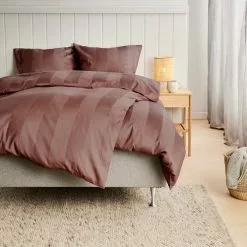 KRONBORG Påslakanset BARBO Satin 150x210 Taupe 7 KRONBORG Påslakanset BARBO Satin 150x210 Taupe -Sovrum Rea 212060