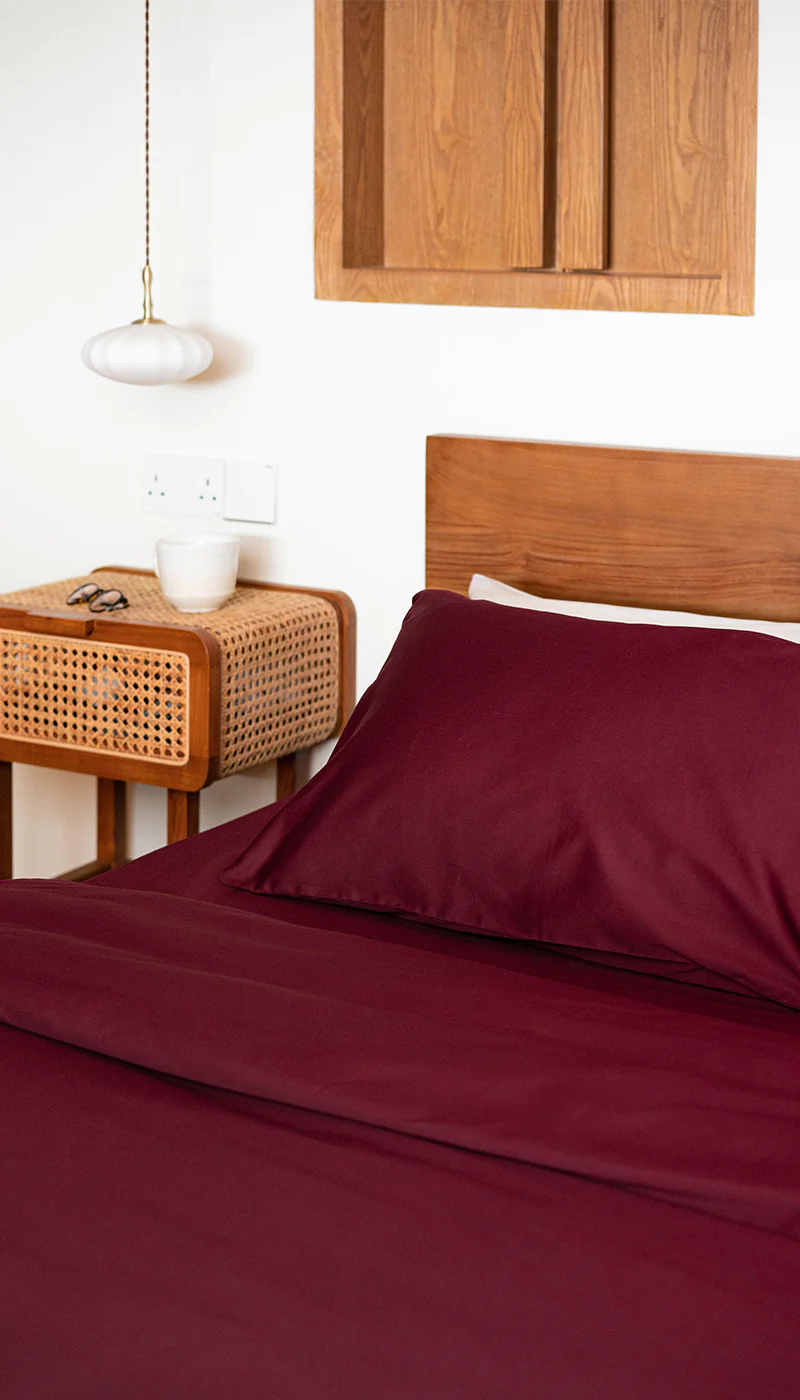 Framsida 5 Framsida -Sovrum Rea Wine SOJAO Burgundy red bedsheets landing banner mobile 103c644e c3b3 4cfb 909d